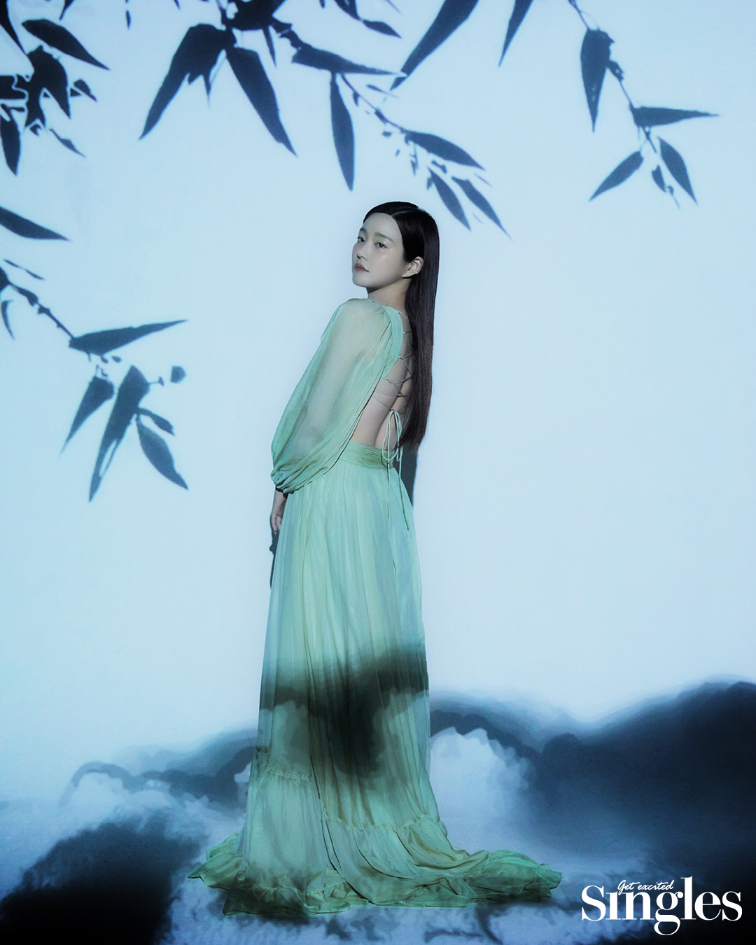 배우 이유비와 맥두갈의 플리츠 컷아웃 드레스가 등장하는 싱글즈 화보